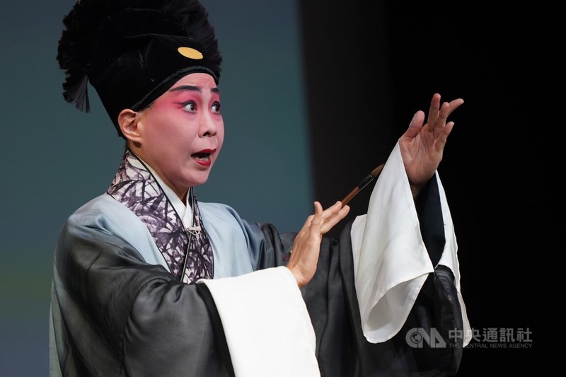 2024台灣戲曲藝術節推出11檔精彩節目,二分之一Q劇場製作「青姬」,以全新視角訴說給當代的「白蛇後傳」,演員楊汗如(圖)飾演許仙,23日在記者會演出精彩片段。中央社記者徐肇昌攝 113年4月23日