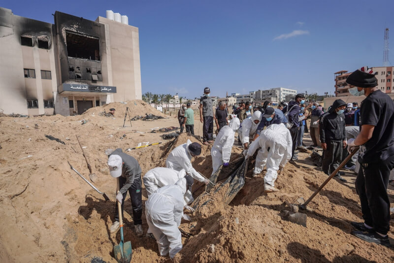 巴勒斯坦醫護人員21日在納瑟醫院挖出遺體。（法新社）