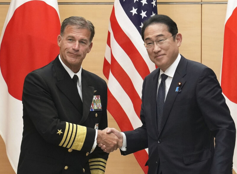 日本首相岸田文雄（右）22日在官邸會晤即將卸任的美軍印太司令部司令阿基里諾（左）。（共同社）