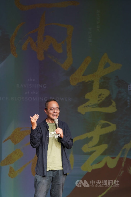 薪傳歌仔戲劇團將在2024台灣戲曲藝術節演出「兩生花劫」,重新詮釋德國劇作家萊辛名劇「艾米莉亞.嘉樂蒂」,導演鴻鴻(圖)23日在台北出席記者會表示,希望藉由在地化、東方化翻轉,讓劇本煥發出不同色彩。中央社記者徐肇昌攝 113年4月23日