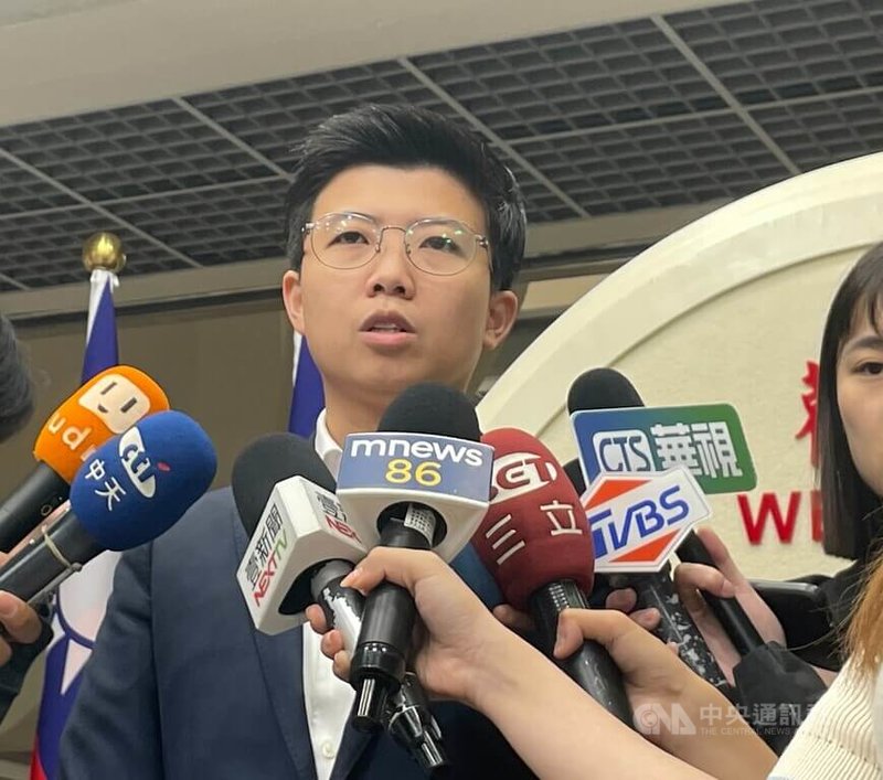 社會民主黨台北市議員苗博雅(圖)近期質疑國民黨立委徐巧芯相關議題,事後收到恐嚇電子郵件。苗博雅23日在北市議會受訪表示,其中幾封恐嚇信內容涉及團隊或家人的人身安全,因為已逾越法律,因此向台北市警局報案並提告。中央社記者劉建邦攝 113年4月23日