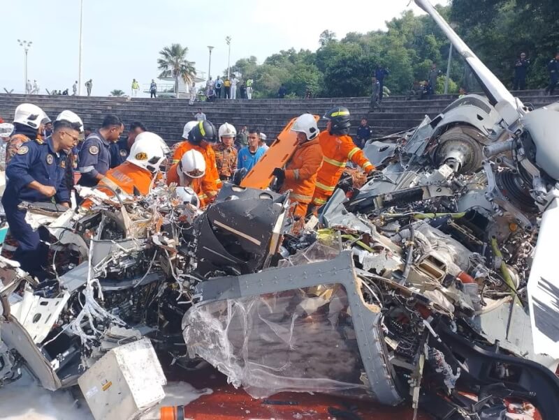 馬來西亞皇家海軍直升機23日排練時在空中相撞，2機共10人全數喪生。（Fire and Rescue Department of Malaysia /Handout via 路透社）