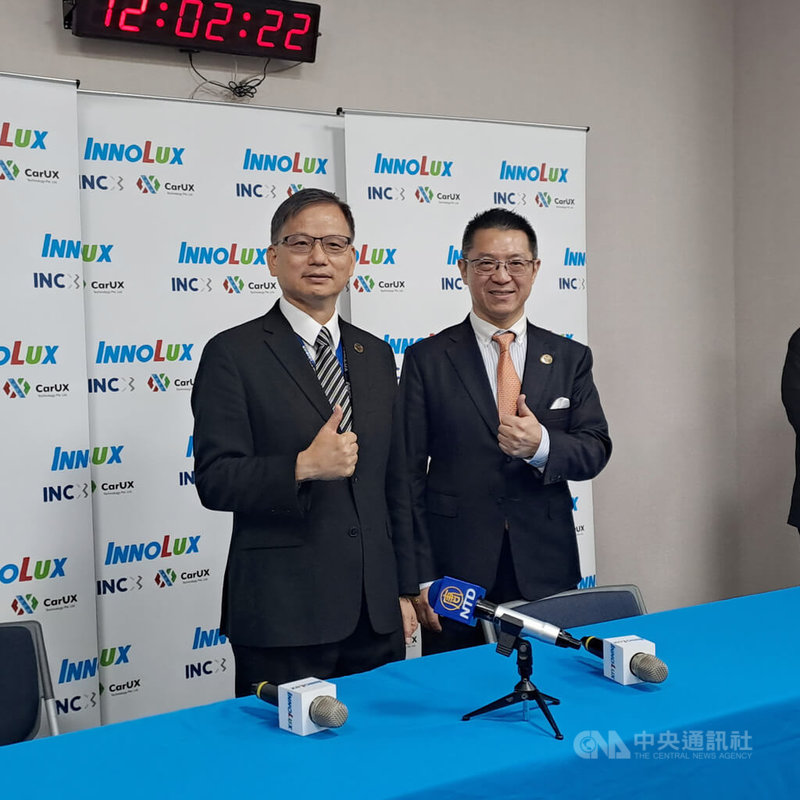 群創光電董事長洪進揚(右)24日在Touch Taiwan智慧顯示展表示,去年車用產品營收約新台幣400億元,今年可望有兩位數比率的成長;總經理楊柱祥(左)指出,第1季是面板業谷底,已見春燕到來。中央社記者潘智義攝 113年4月24日