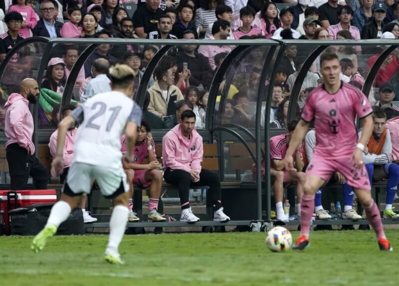 美国迈阿密国际队2月4日在香港进行友谊赛，梅西（后中）整场坐板凳，导致场上球迷愤怒报以嘘声。（中新社）