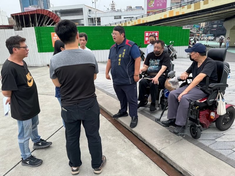 國民黨基隆市議員韓世昱（中）日前邀請基隆市脊髓損傷者協會赴海洋廣場會勘，有身障者反映行人穿越道與廣場平台銜接處有高低落差，地磚顏色也相似，輪椅族經過易誤認為平面而「翻車」，相當危險。（韓世昱提供）中央社記者王朝鈺傳真  113年4月24日