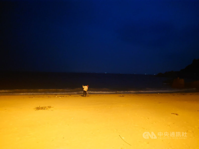 马祖沙滩经常出现大量来自中国的海洋废弃物，当地民众表示，至少30年前在马祖各岛沙滩上，就能看到大量来自中国的海漂垃圾，更让净滩成为马祖民众的日常。图为马祖南竿仁爱村民众晚间清除岸际垃圾。中央社记者潘欣彤摄  113年4月24日