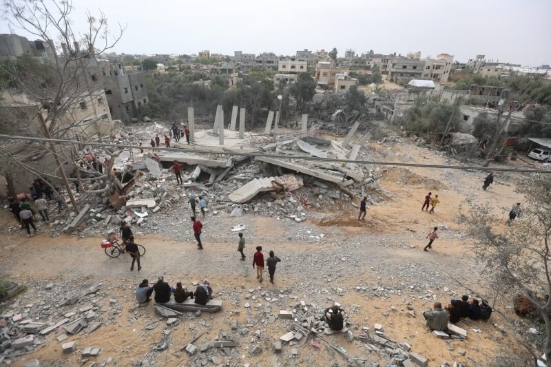 加薩南部3月29日遭以色列襲擊，巴勒斯坦人檢查受損房屋。（路透社）