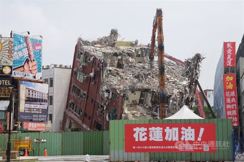 花蓮天王星大樓因3日強震傾斜，圖為13日大樓進行拆除作業。（中央社檔案照片）