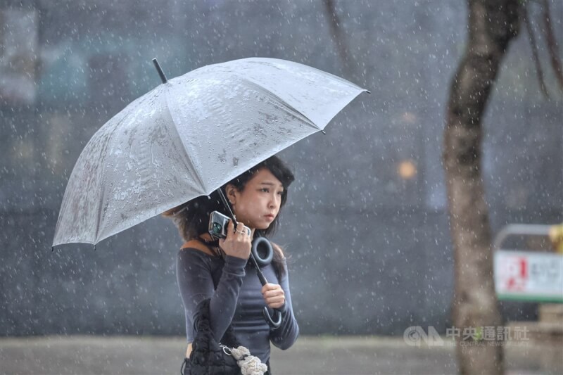 受锋面影响，中央气象署24日下午持续发布大雨特报。图为台北市中正区街头民众撑伞避雨。中央社记者王飞华摄　113年4月24日
