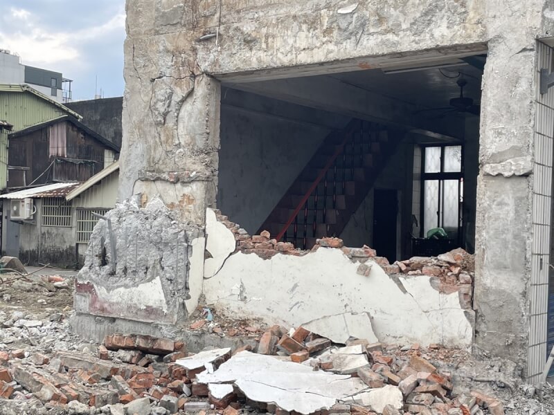 花蓮市北濱街有棟3樓民宅疑因23日地震太密集牆面倒塌，房屋內部清楚可見。中央社記者張祈攝 113年4月23日