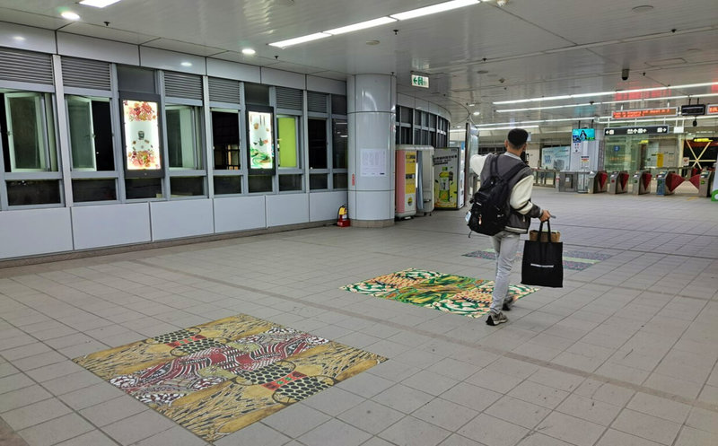 高雄市立歷史博物館近期攜手藝術家周學涵,即起至6月底於捷運岡山高醫站(原南岡山站)1號出口展出「岡好—跨域皮影藝術展」。(高雄市立歷史博物館提供)中央社記者林巧璉傳真 113年4月24日