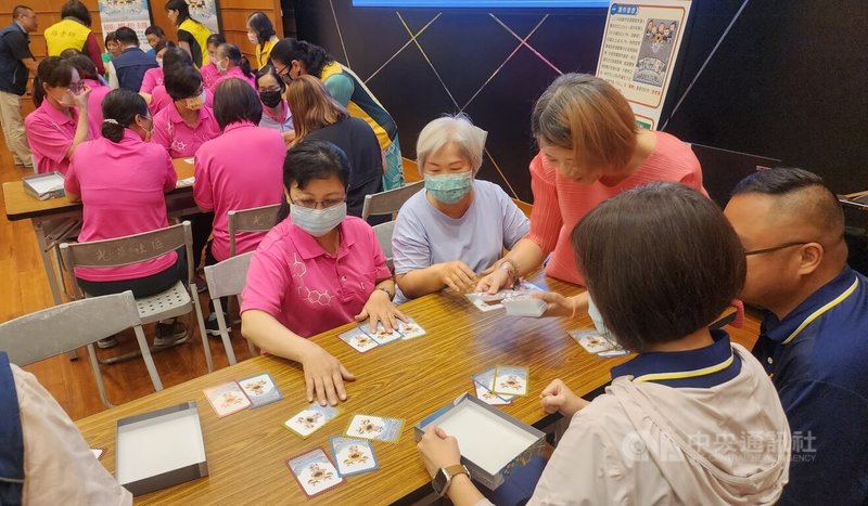 高雄區監理所首創桌遊「道路生存戰」,是全國首款專門為「行人」及「駕駛」量身設計的思考與策略型桌遊,極富交通安全教育意義,24日在澎湖推廣,現場並邀請長輩們實際體驗遊玩。中央社 113年4月24日