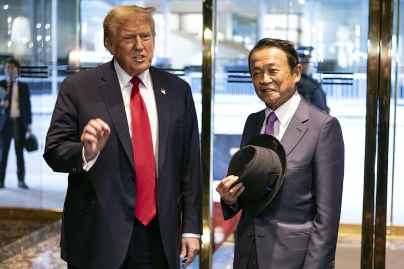 日本執政黨自民黨副總裁麻生太郎（右）於美國時間23日傍晚在紐約與美國前總統川普（左）會面。（美聯社）