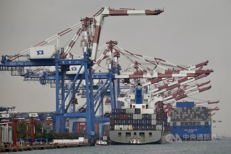 財政部24日發布統計專題「台韓日美對陸港貿易概況」。圖為停靠在高雄港區的貨櫃輪。（中央社檔案照片）