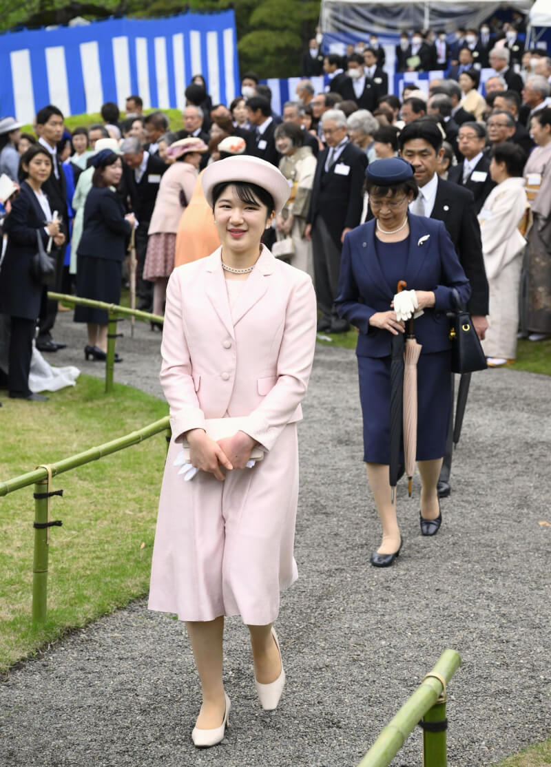 日皇伉儷的長女愛子（前）23日穿著淡粉紅色套裝參加春天園遊會。（共同社）