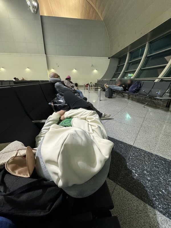杜拜國際機場20日大雨淹水影響航班，參加西葡13天歐洲旅遊團的黃小姐24日指出，旅客受困機場，只能睡在機場椅子或地板，並被迫取消部分行程，多數團員認為旅行社的應變能力不佳。（黃小姐提供）中央社記者黃旭昇新北傳真  113年4月24日