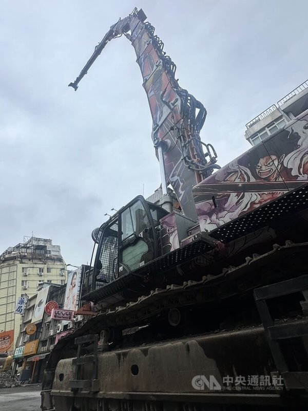 花蓮市富凱大飯店23日因地震傾倒,天王星大樓拆除功臣、全台最大怪手「魯夫號」已進駐拆除現場附近並完成組裝,預計晚間開拆飯店。中央社記者張祈攝 113年4月24日