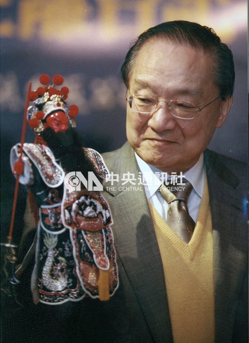 金庸（圖）在離台記者會中，不忘把玩陳水扁總統致贈的關公掌中戲偶。中央社記者張天雄攝　90年4月25日