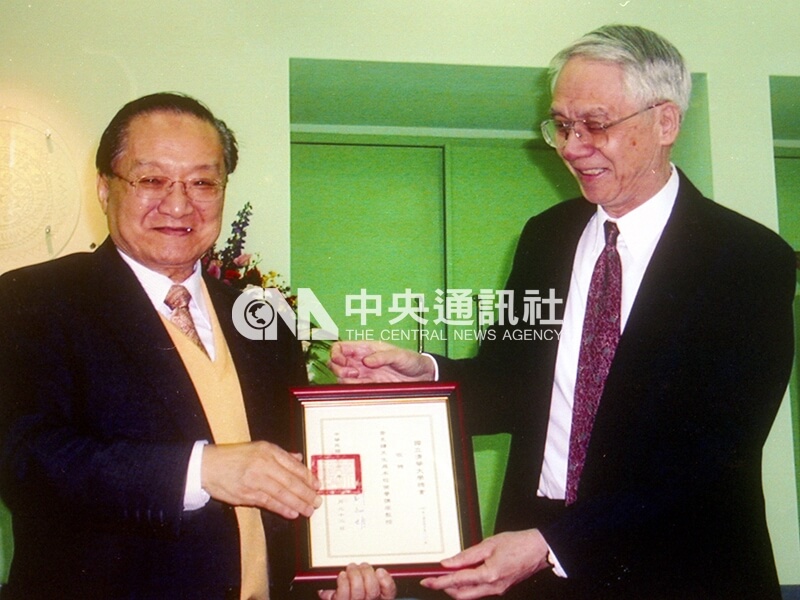 清华大学校长刘炯朗（右）颁赠荣誉讲座教授给武侠小说家金庸。中央社档案照片　90年4月22日