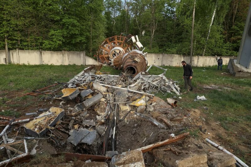 哈爾科夫市一座主要電視塔22日遭到俄軍轟炸倒塌。（路透社）