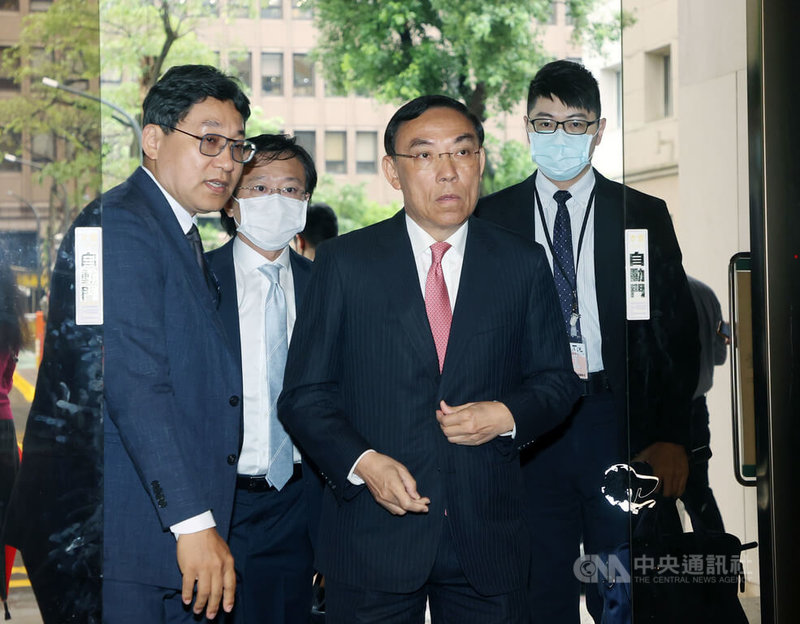 法務部長蔡清祥(前中)24日在立法院表示,死刑規定合憲,至於是不是廢死是另一個問題,應由代表民意的立法機關決定。中央社記者郭日曉攝 113年4月24日