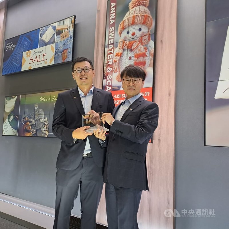 電子紙廠元太科技董事長李政昊（左）25日在Touch Taiwan智慧顯示展表示，今年大尺寸新產線完工，明年將可推出無拼接的大尺寸廣告看板。右為總經理甘豐源。中央社記者潘智義攝  113年4月25日