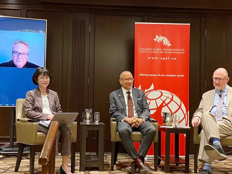 台加學者24日在卡加立討論關於台灣加入CPTPP帶來的效益。左起：中華經濟研究院資深副執行長顏慧欣、加西基金會貿易投資主任戴德（Carlo Dade）、前總理幕僚長布羅迪（Ian Brodie）。（駐加代表處提供）中央社  113年4月25日