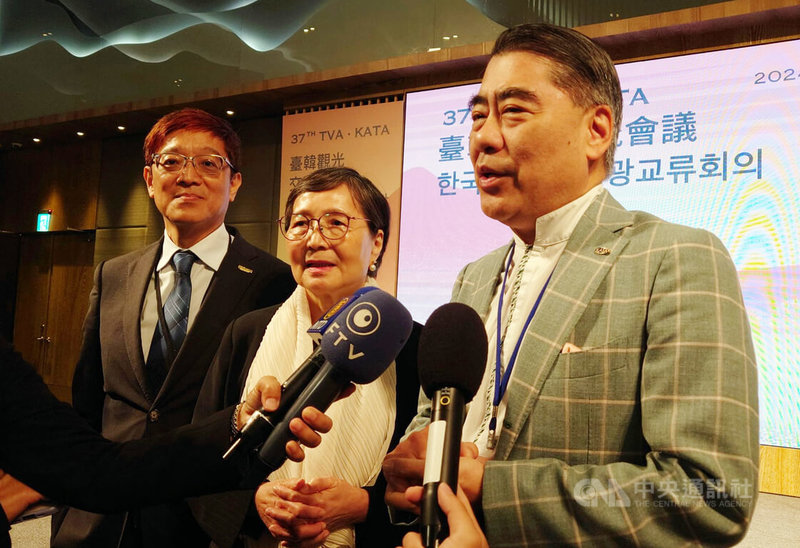 台韓觀光交流會議25日在嘉義縣登場,韓國旅行業協會會長吳敞熙(右)受訪時說,韓國人喜歡逛非都會區,希望台灣的業者能多多介紹台灣地方城市給韓國人知曉。圖中為台灣觀光協會會長葉菊蘭、左為交通部觀光署副署長林信任。中央社記者蔡智明攝 113年4月25日