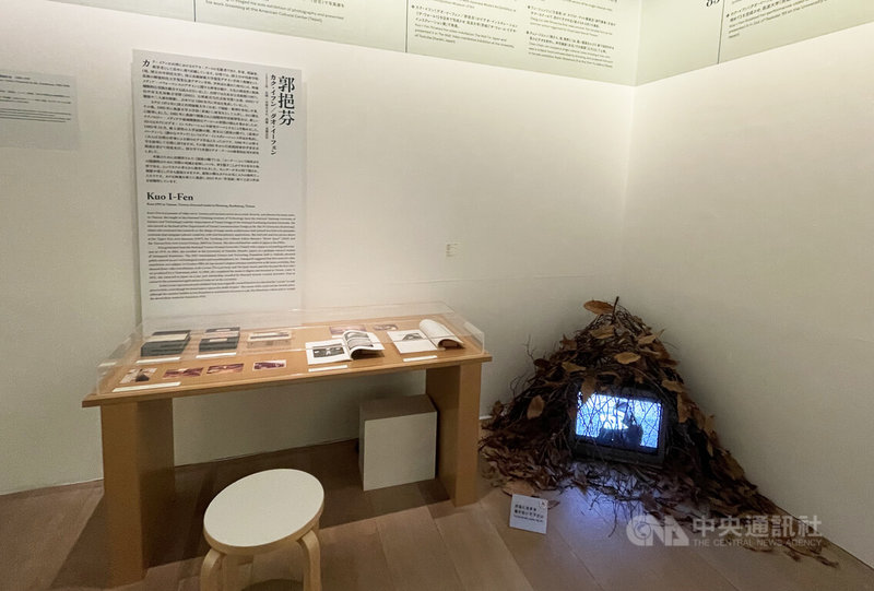 日本森美术馆与文化部驻日台湾文化中心合办「台湾录像艺术创世纪」展览24日在森美术馆开幕，曾在日本筑波大学求学、1980年代台湾录像艺术起点时期重要艺术家郭挹芬是参展艺术家之一。中央社记者戴雅真东京摄  113年4月25日