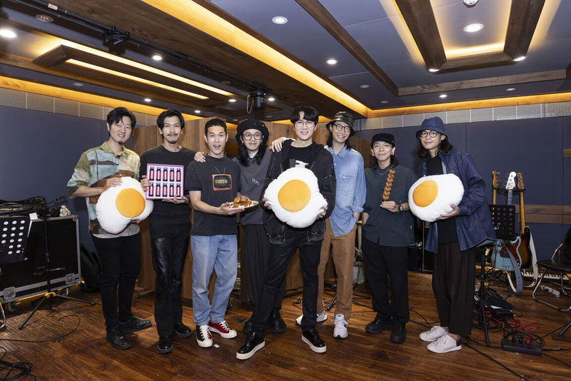 樂團宇宙人27日將在台北小巨蛋舉辦「α:回到未來」演唱會,近日馬不停蹄練習中,樂團麋先生24日前往探班,送上「驚喜3蛋」為宇宙人打氣。(相信音樂提供)中央社記者王心妤傳真 113年4月25日