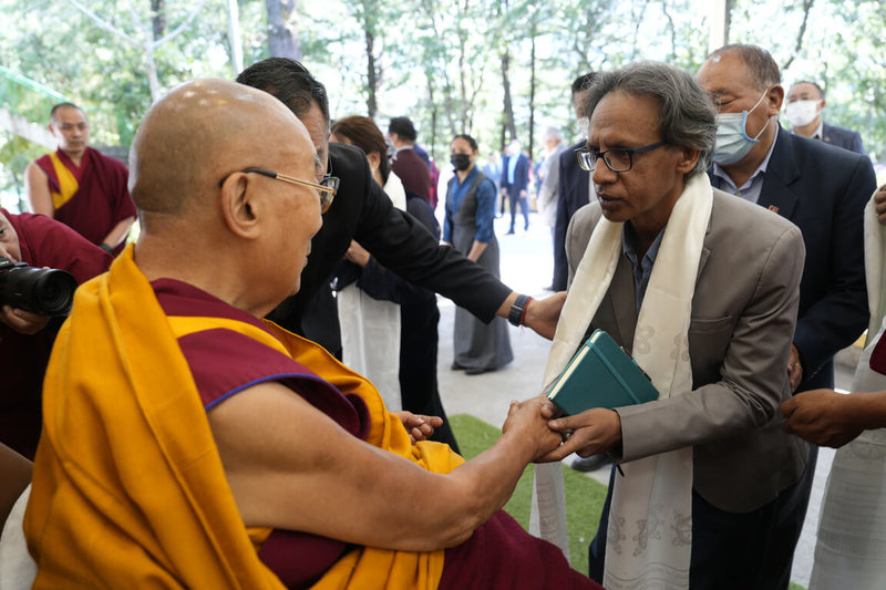 藏人精神領袖達賴喇嘛24日會見一支5人媒體參訪團，提及自己與印度有很深的淵源，在智慧上也是受到那爛陀傳統的滋養。（達賴喇嘛辦事處提供）中央社記者林行健達蘭薩拉傳真  113年4月25日