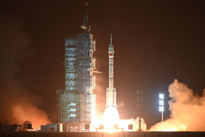 搭載中國神舟18號載人飛船的長征二號F遙18運載火箭，25日晚上8時59分在酒泉衛星發射中心點火發射升空（圖）。進入預定軌道後，官方宣布中國2024年度首次載人發射任務取得圓滿成功。（中新社提供）中央社 113年4月25日