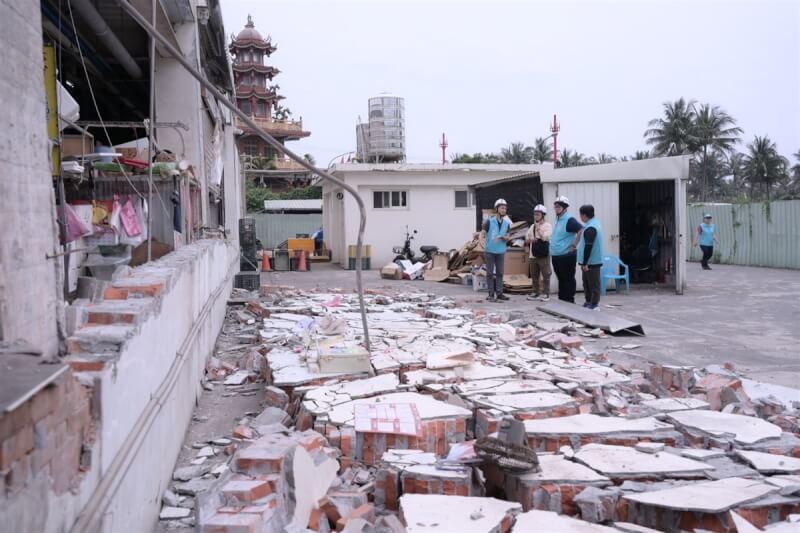 花蓮市最大公有零售市場「重慶市場」在23日凌晨地震後，發生牆面倒塌、地下水管破裂等情形。（花蓮市公所提供）