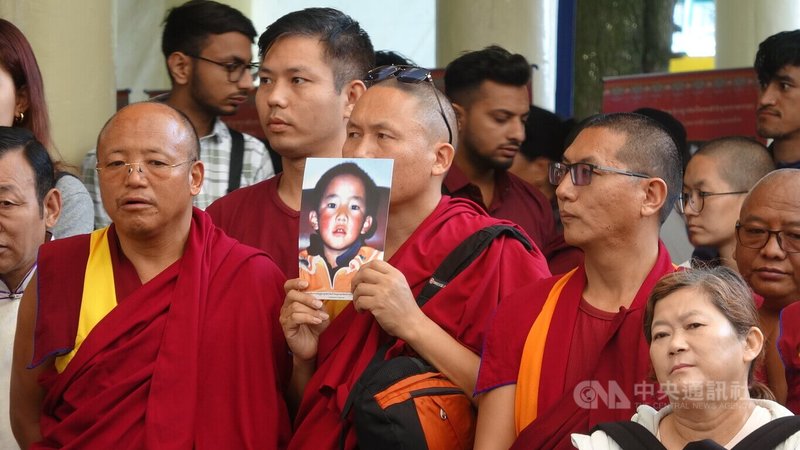 流亡印度的藏人25日在山城达兰萨拉为第十一世班禅喇嘛举行35周岁生日纪念活动，并要求中共立即放人。图为一名僧侣手持班禅喇嘛幼时的照片。中央社记者林行健达兰萨拉摄  113年4月25日