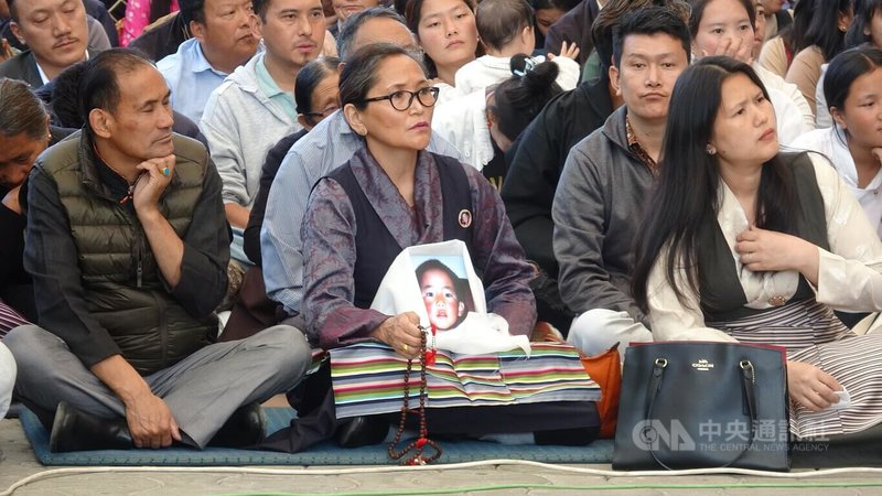 流亡印度的藏人25日在山城達蘭薩拉為第十一世班禪喇嘛舉行35週歲生日紀念活動，並要求中共立即放人。圖為一名藏族婦女手持班禪喇嘛幼時的照片。中央社記者林行健達蘭薩拉攝  113年4月25日