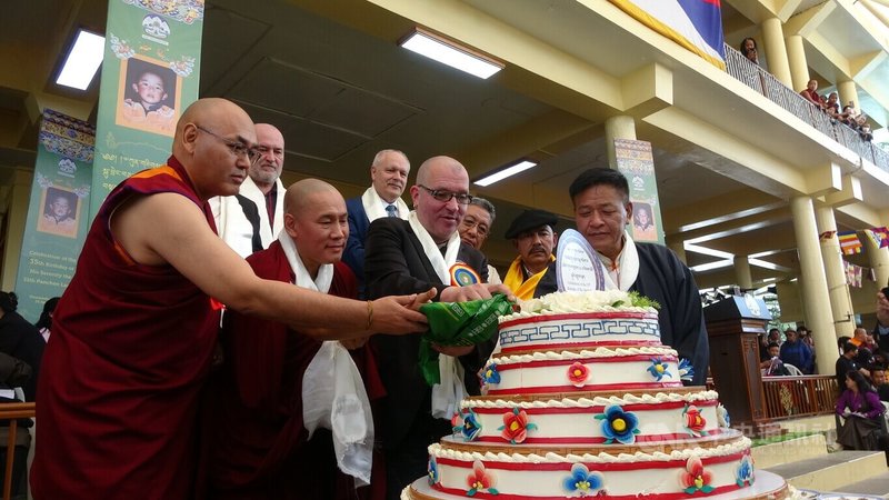 流亡印度的藏人25日在山城达兰萨拉为第十一世班禅喇嘛举行35周岁生日纪念活动，并要求中共立即放人。图为爱沙尼亚国会议员瑞德（前右2）、藏人行政中央司政边巴次仁（右1）等人切蛋糕。中央社记者林行健达兰萨拉摄  113年4月25日