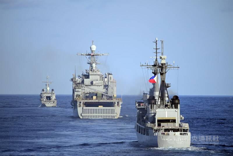 法國巡防艦「葡月號」（左）、美國船塢登陸艦「哈泊斯費里號」（中）、菲律賓近海巡邏艦「艾卡拉茲號」（右）和船塢登陸艦「南納卯號」25日展開為期5天的美菲法多邊海上演習。中央社特約記者Edward Bungubung攝 113年4月25日