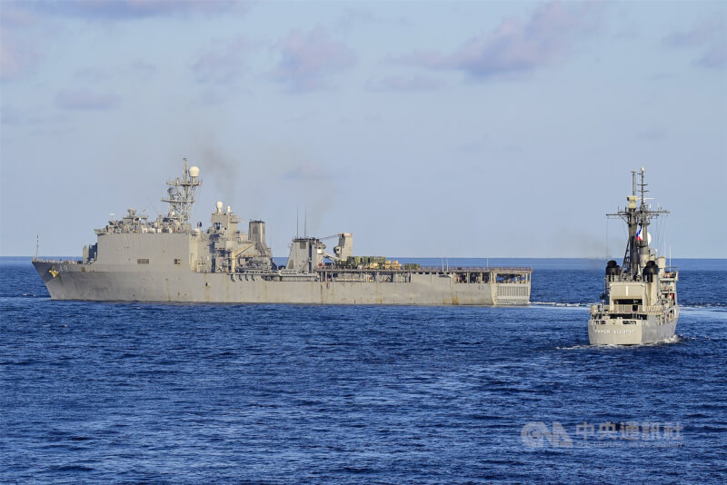 美国和菲律宾4月25日在南海展开「肩并肩」军演。图为美国船坞登陆舰「哈泊斯费里号」（左）和菲律宾近海巡逻舰「艾卡拉兹号」（右）进行演习。（中央社档案照片）