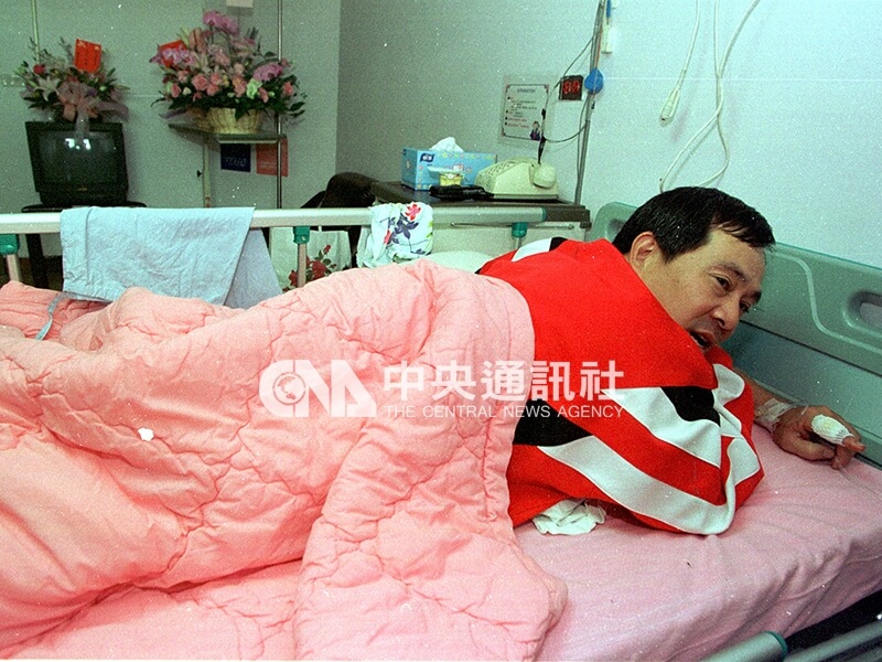 1999年4月徐生明送女儿上学，返家时在台北市德行东路遭持刀伏击，图为他送医后趴在病床上受访。中央社记者王飞华摄 88年4月26日