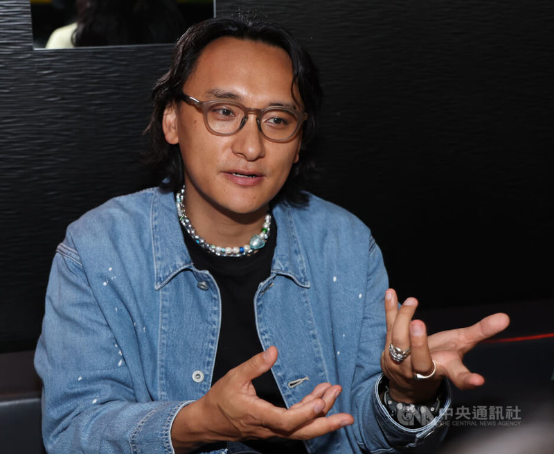 「台灣女婿」不丹導演巴沃邱寧多傑（Pawo Choyning Dorji）（圖）執導第2部電影「不丹沒有槍」，25日在台北試映，他受訪時表示，全片除了談不丹民主化過程，也談文化衝擊。中央社記者張新偉攝  113年4月25日