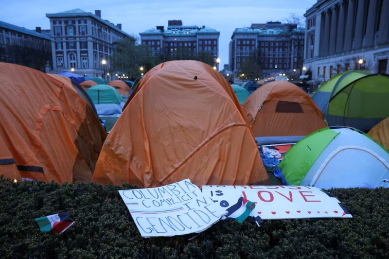 抗議加薩戰爭的示威者在紐約哥倫比亞大學內紮營。（路透社）