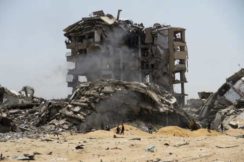 加薩走廊北部一處被以色列空襲後毀損的民宅。（路透社）