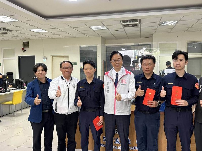 桃園市員警25日查緝涉及毒品案的古姓男子時,因古男拒捕、駕車衝撞,連開5槍制止後成功逮人。桃園市長張善政(左4)26日前往派出所慰勉,嘉許員警冒險犯難、勇於執法的精神。(警方提供)中央社記者葉臻傳真 113年4月26日