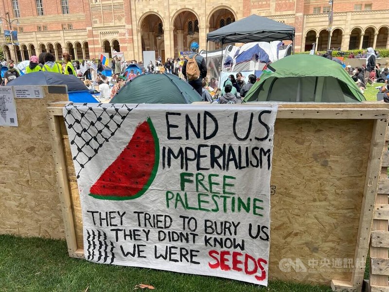 美國加州大學洛杉磯分校（UCLA）校園25日有數百名學生、教職員紮營抗議以色列，支持巴勒斯坦，與巴勒斯坦旗幟顏色相近的西瓜圖案成了現場的重要象徵。標語寫著「終止美國帝國主義，解放巴勒斯坦」。中央社記者林宏翰洛杉磯攝  113年4月26日