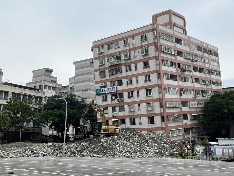 因0403地震列为拆除红单户的统帅大楼，23日因强震倾倒，26日工程人员仍持续进行拆除前置作业。中央社记者张祈摄  113年4月26日
