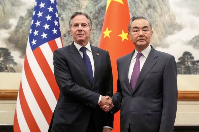 美國國務卿布林肯（左）26日在北京與中國外交部長王毅（右）會面。（Pool via 路透社）