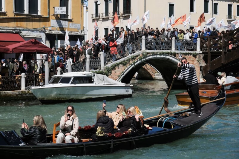 義大利威尼斯當地民眾25日抗議入城費制度。（路透社）