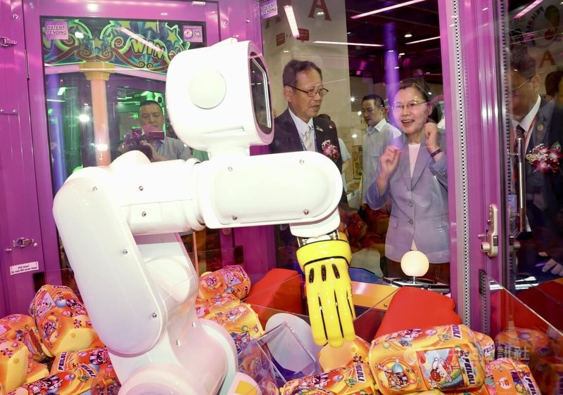 總統蔡英文（前右2）26日上午在台北出席「第27屆台灣電子遊戲機國際產業展」，現場參觀展區。中央社記者張皓安攝  113年4月26日