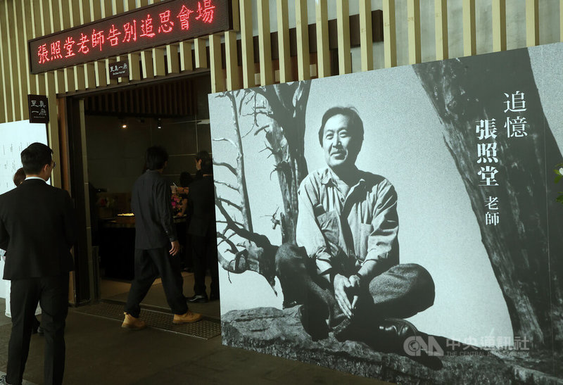 摄影家张照堂告别式26日上午在台北市立第二殡仪馆举行，许多亲朋好友及艺文界人士出席致意。中央社记者郭日晓摄  113年4月26日