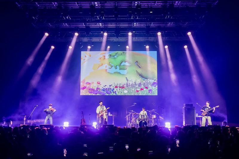 從韓國選秀節目出道的韓國樂團LUCY 26日晚間在新北市熱力開唱，吸引2000名歌迷共襄盛舉。（超級圓頂提供）中央社記者王心妤傳真 113年4月26日